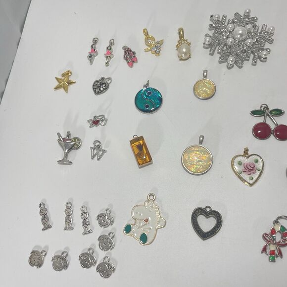 Lot of 40+ Mixed Pendants Charms Hearts Enamel Rhinestone Vintage Craft - Picture 2 of 6